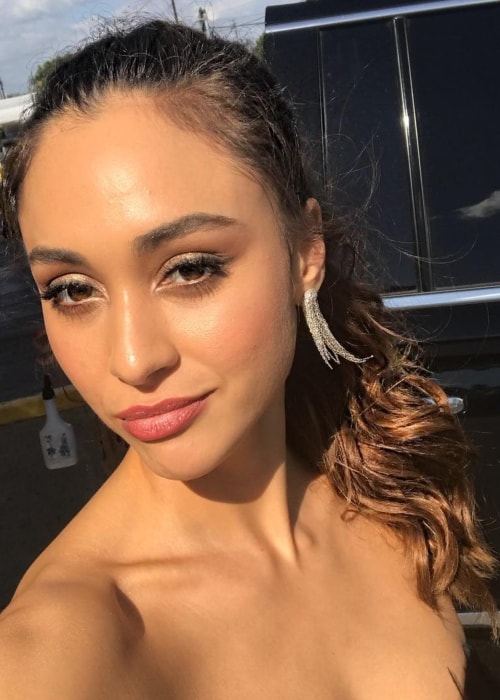 Lindsey Morgan in a selfie while attending the 2018 WonderCon