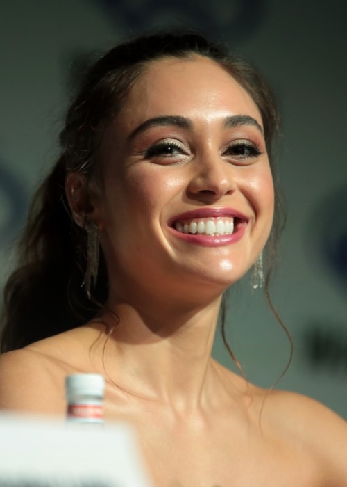 Lindsey Morgan interacting at WonderCon 2018 in Anaheim, California