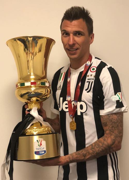 Mario Mandžukic holding Tim Cup after winning it in May 2018