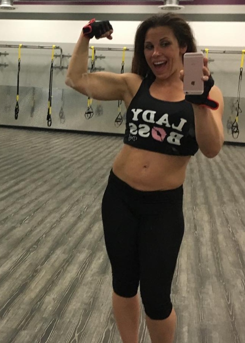 Mickie James showing her muscles in a selfie at Crunch Fitness-West End in June 2016