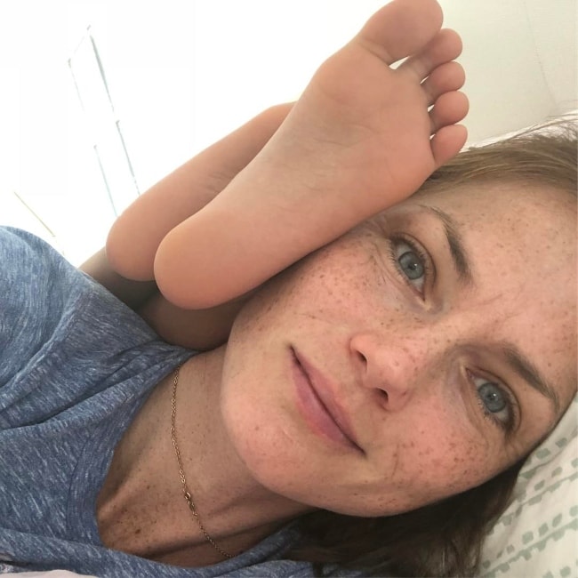 Mini Anden capturing her life as a mother in an adorable selfie in June 2018