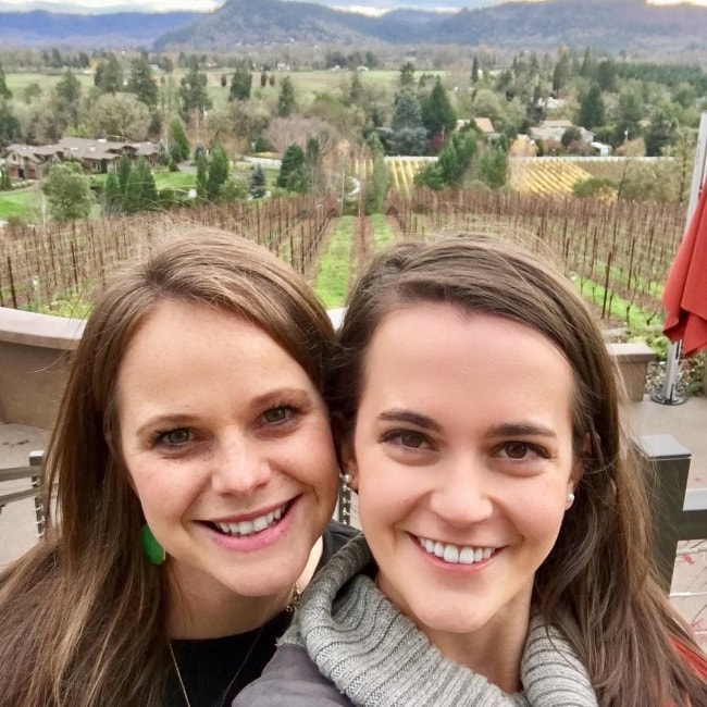 Molly Pansino (Right) in a selfie with her sister Rosanna Pansino in December 2016