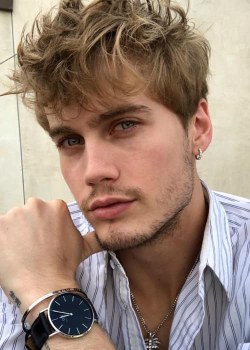 Neels Visser promoting Daniel Wellington in a selfie in March 2018