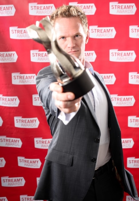 Neil Patrick Harris posing with a trophy at the 1st Streamy Award in March 2009