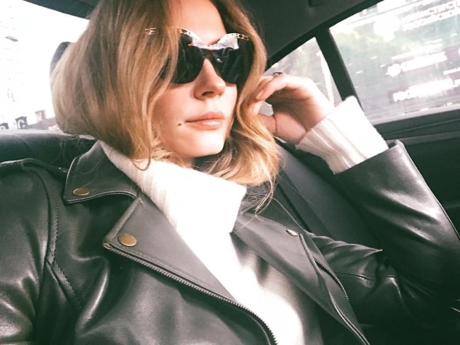 Svetlana Khodchenkova showing her sunglasses in a poker-faced car selfie in November 2017