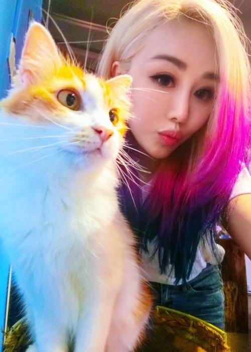 Wengie in a selfie with a kitty she encountered in Malaysia in November 2017