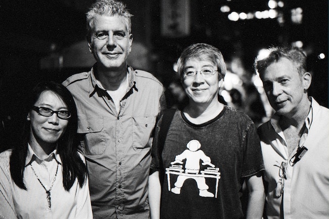 Anthony Bourdain with fans after the dinner at Taipei in 2012