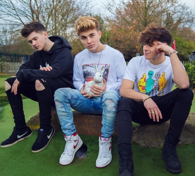 Brooklyn Wyatt posing with his bandmates while holding a bunny in March 2018