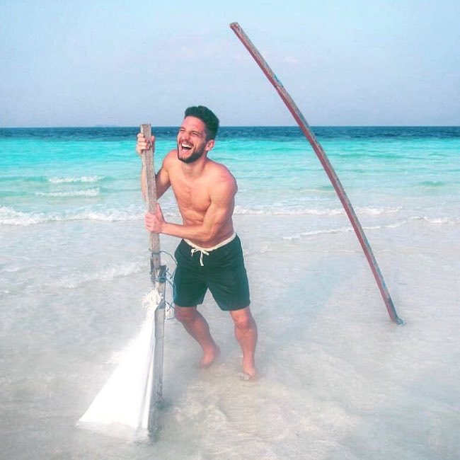 Dries Mertens shirtless seaside at Jumeirah Vittaveli Hotel in January 2018