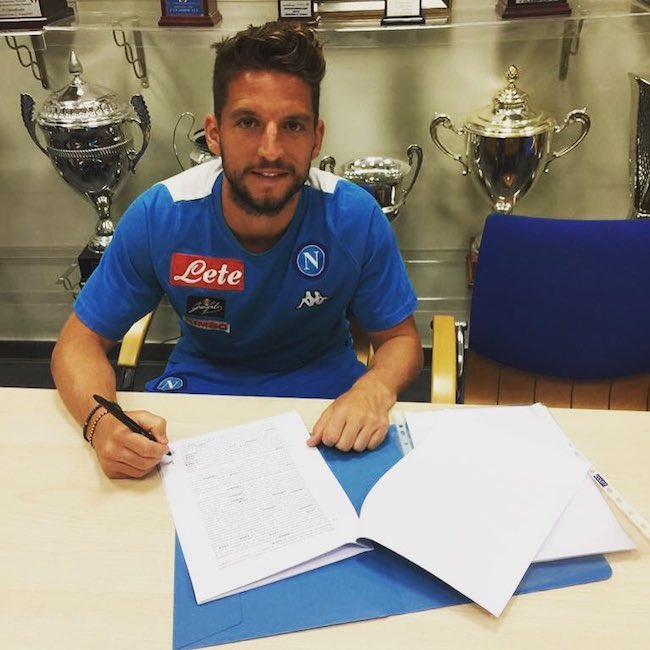 Dries Mertens signing autograph in May 2017