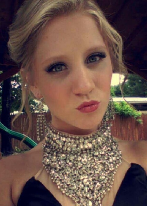 Elizabeth Wurst in a prom selfie in June 2016