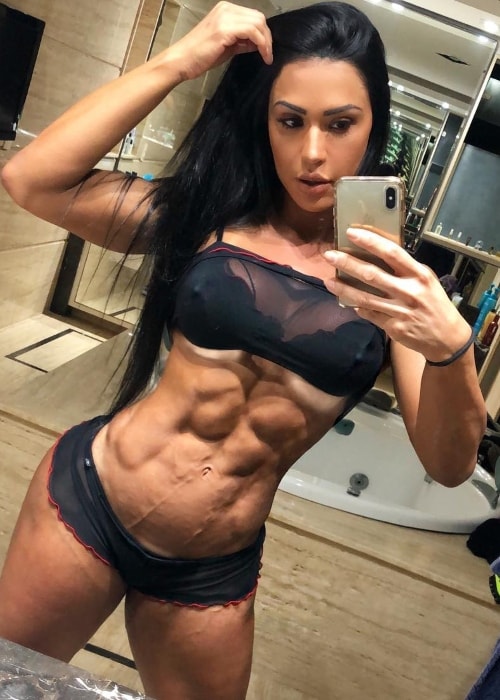 Gracyanne Barbosa showing her ripped body in a mirror selfie in August 2018