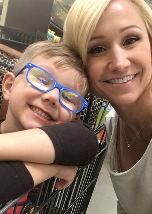 Jamie Eason in a selfie with her son in April 2018