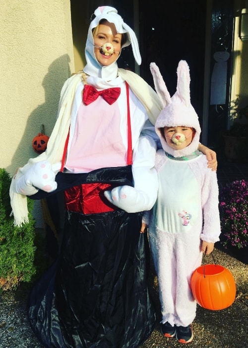 Jewel dressed for Halloween with her son in November 2017