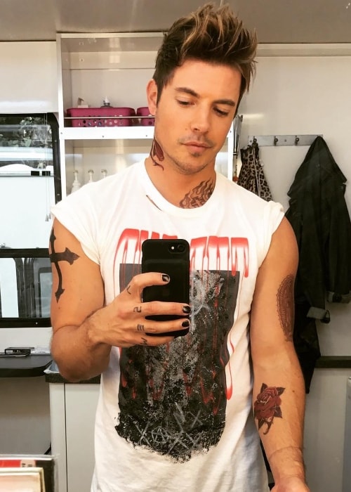 Josh Henderson in a mirror selfie in September 2017