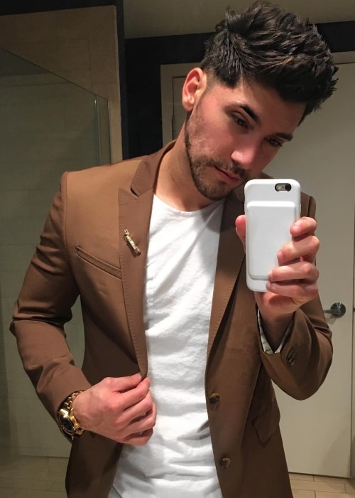 Josh Leyva in a mirror selfie during the VMA'S in August 2016
