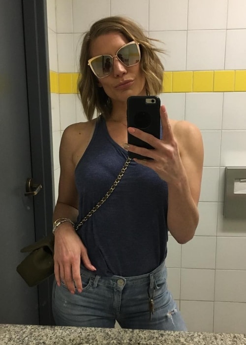 Katee Sackhoff într-o oglindă selfie în februarie 2018 