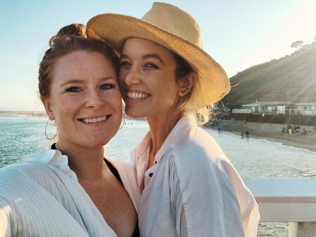 Kelley Jakle (Right) in a beach selfie with her bestie Hana Mattingly