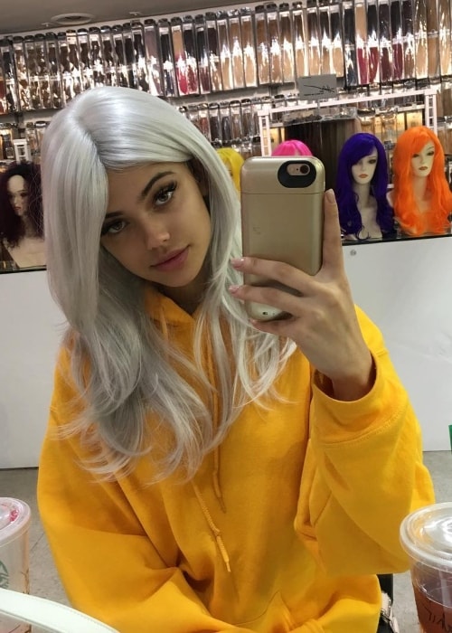 Kelsey Calemine in a mirror selfie in a platinum blonde wig in October 2016