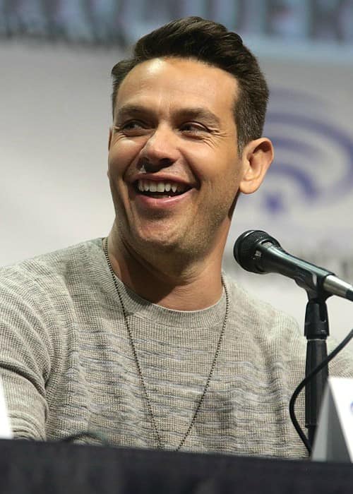 Kevin Alejandro speaking at the 2017 WonderCon