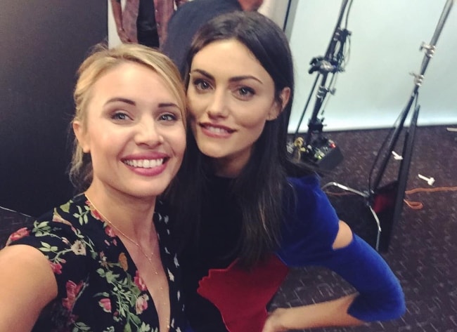 Leah Pipes (Left) in a selfie with Phoebe Tonkin in July 2015