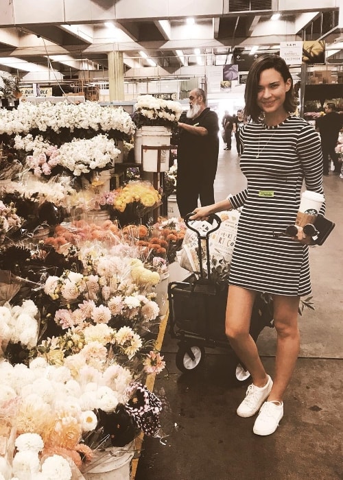 Odette Annable posing at the flower market in June 2018