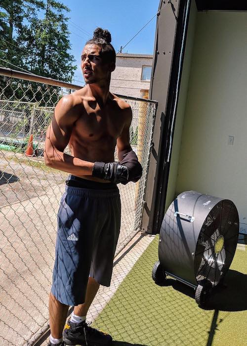 Quincy Brown shirtless doing PT Cross Training in August 2018