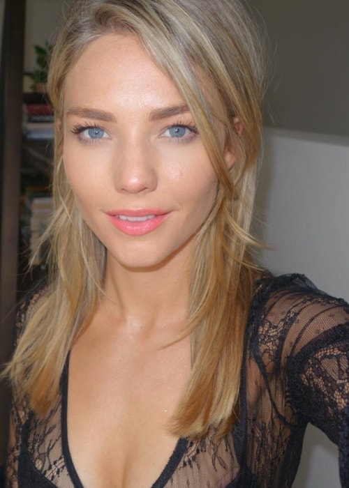 Sam Frost in a selfie in showing her recently done hair in November 2017