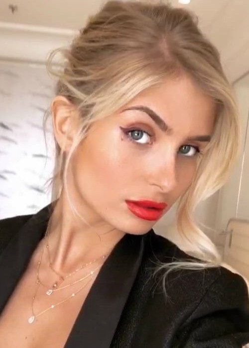 Xenia Overdose promoting L'Oréal in an Instagram selfie in May 2018