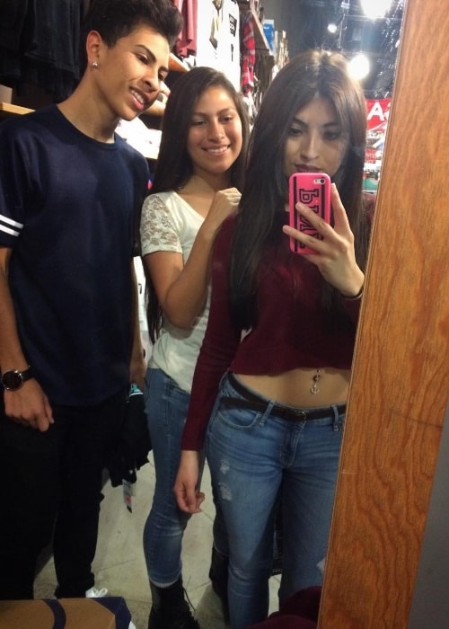 Yoatzi Castro taking a selfie with her siblings in March 2016