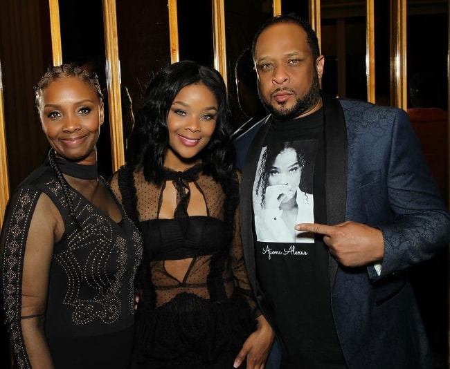 Ajiona Alexus with her parents in April 2018