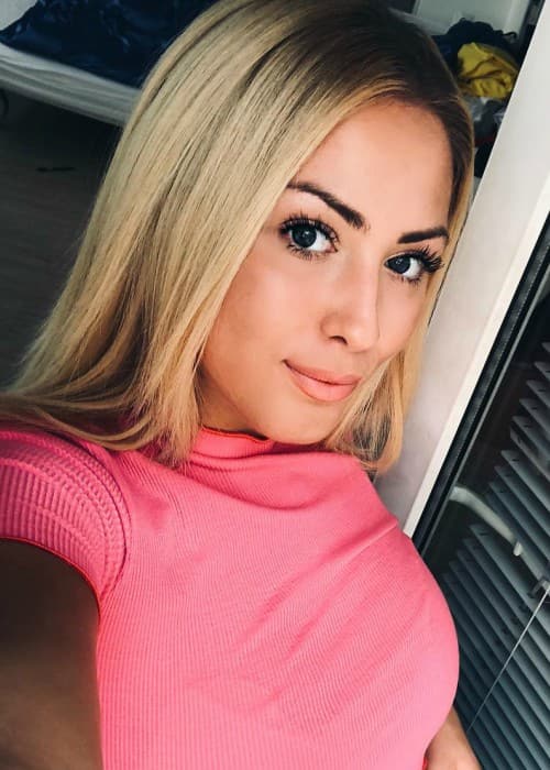 Aless in an Instagram selfie as seen in August 2018