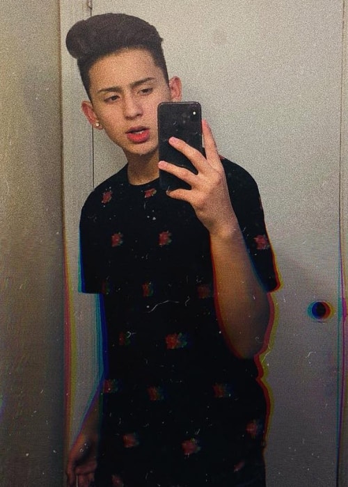 Alex Guzman in a mirror selfie in May 2018