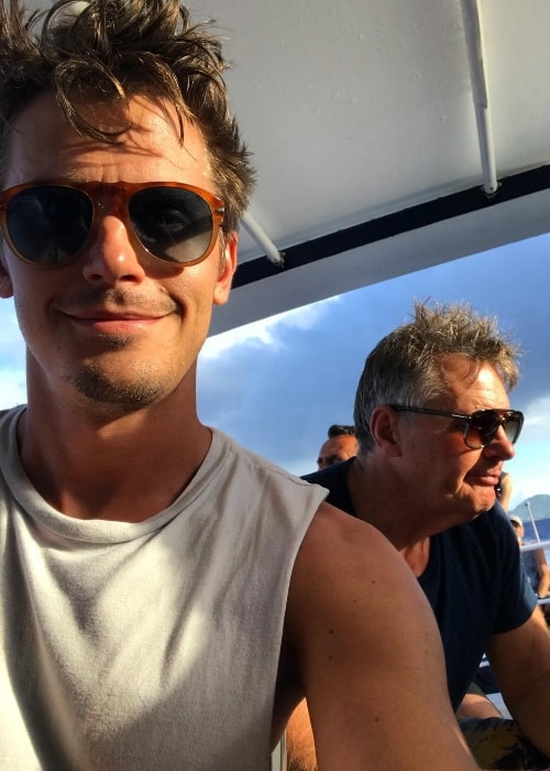 Antoni Porowski in a selfie with his dad in the background at Bourg Des Saintes, Guadeloupe in November 2017