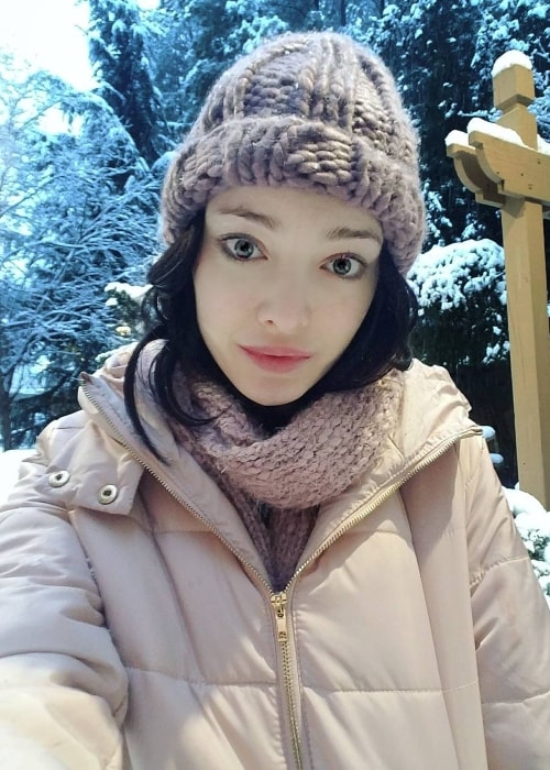 Emma Dumont enjoying the fall in Atlanta, Georgia in December 2017