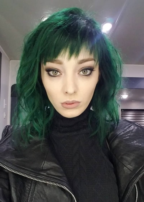 Emma Dumont sporting green hair in a selfie in July 2018