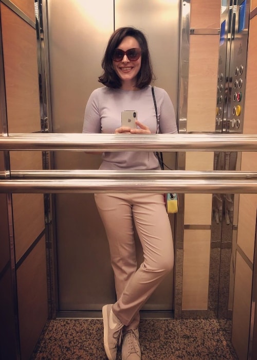 Ezgi Mola in an elevator selfie in June 2018