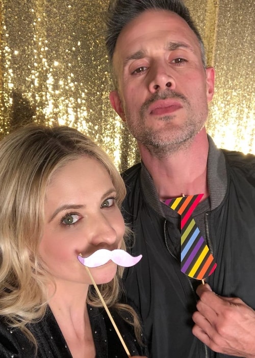 Freddie Prinze Jr. posing with Sarah Michelle Geller during a date night in December 2017