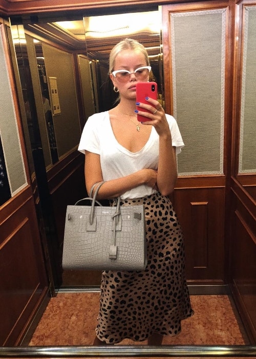 Frida Aasen in a mirror selfie in June 2018