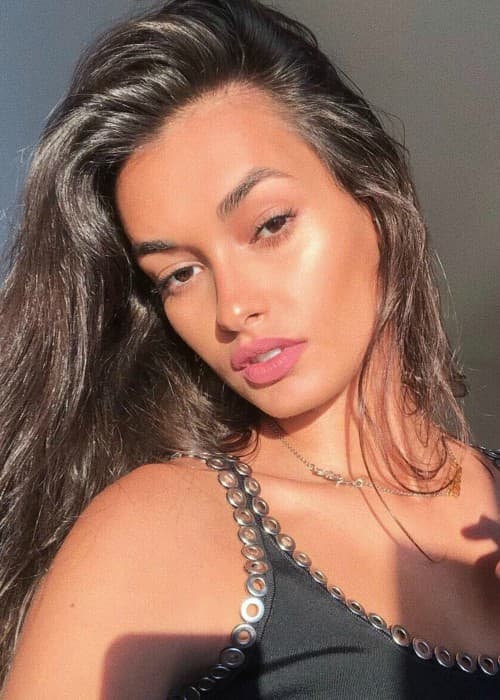 Gizele Oliveira in an Instagram selfie as seen in September 2018