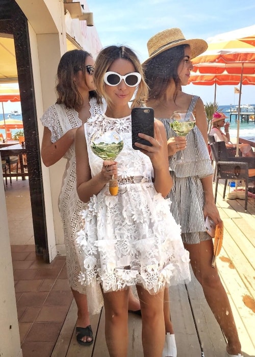 Jasmin Howel taking a mirror selfie with her friends in the background during a brunch date in June 2018