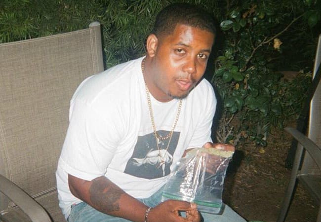 Jasper Dolphin en una publicación de Instagram en julio de 2017 (Jasper Dolphin / Instagram)</figcaption></figure><h3>Características distintivas</h3> <p> Chubbiness</p> <h3> Avales de marca</h3> <p> Jasper ha realizado trabajos de aval para varias marcas a través de las redes sociales, como Musty Burger.</p> <h3>Mejor conocido Por</h3> <ul> <li>Ser miembro fundador del grupo, Odd Future </li> <li>Interpretar el papel cómico en Loiter Squad </li> </ul> <h3>Primer álbum</h3> <p>El 20 de marzo de 2012, como miembro del grupo Odd Future, Jasper y el resto de los miembros lanzaron su álbum debut titulado The OF Tape Vol. 2 con Odd Future Records y Distribución en ROJO.</p> <div style=