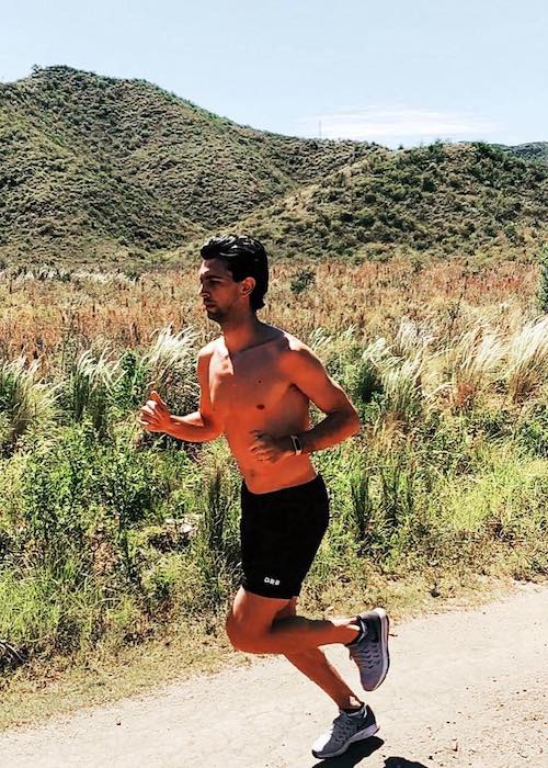 Javier Pastore shirtless running outdoors in December 2017