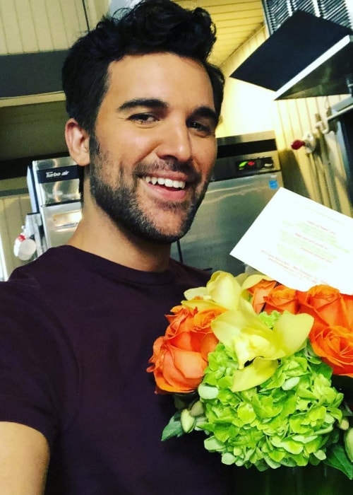 Juan Pablo Di Pace in a selfie with orange roses in July 2018