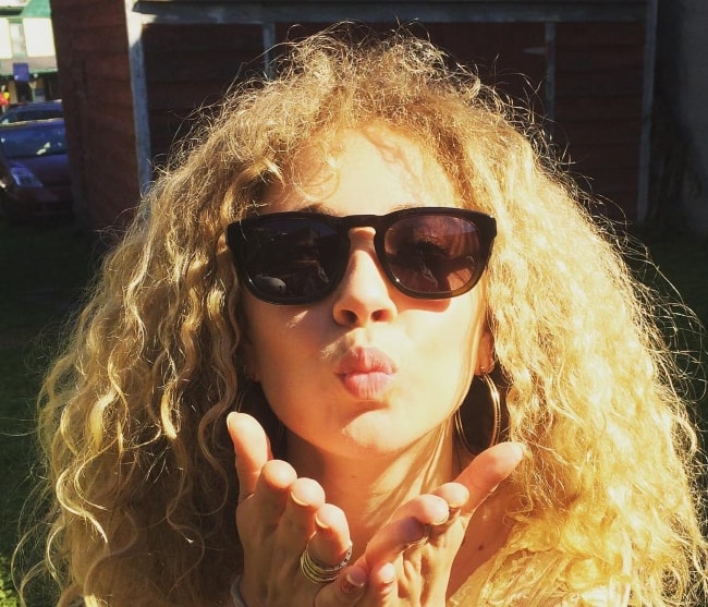 Juno Temple posing with her new sunglasses in August 2016