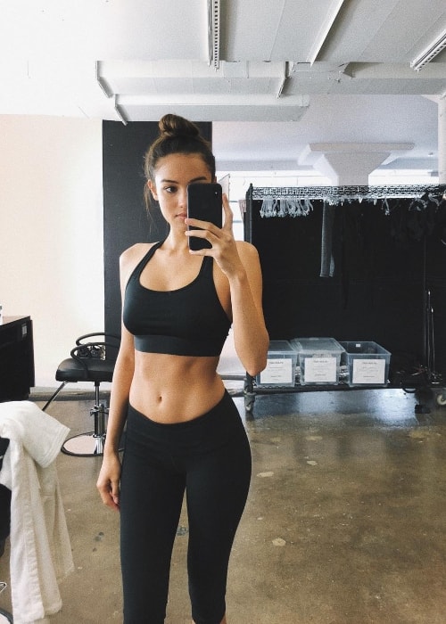Kelsey Merritt capturing her toned physique in a mirror selfie on the sets of Victoria's Secret in New York in June 2018
