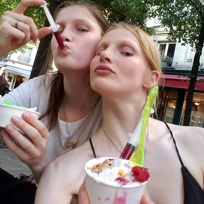 Leah Rödl (Right) enjoying ice-cream with Tessa Bruinsma in July 2017