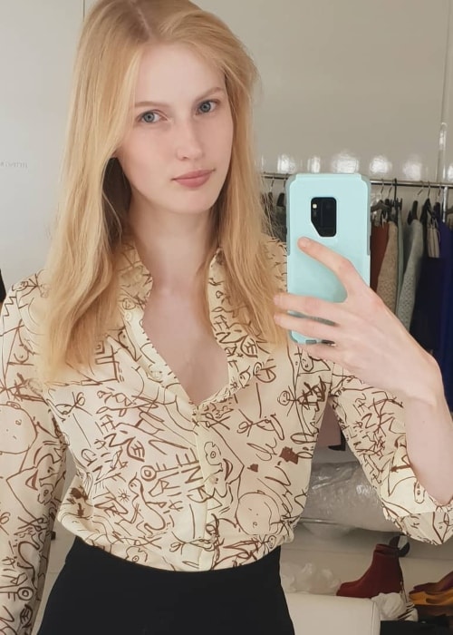 Leah Rödl in a mirror selfie in August 2018