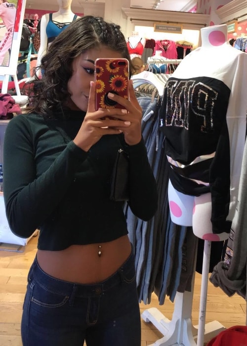 Leilani Castro showing her navel piercing in a mirror selfie in October 2017