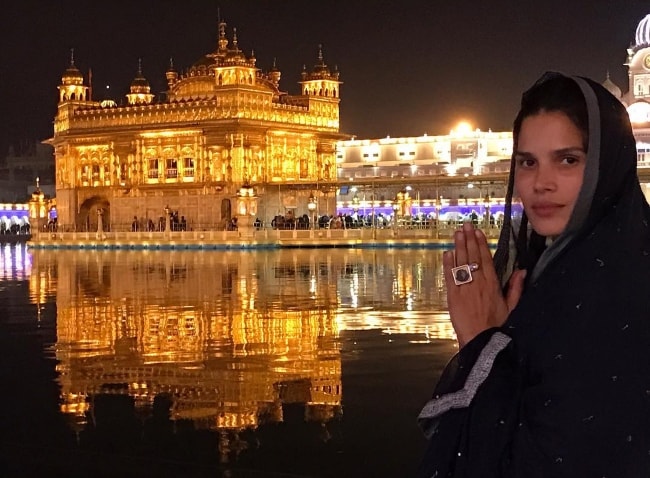 Raica Oliveira at the Golden Temple, Amritsar during her trip to India in February 2018